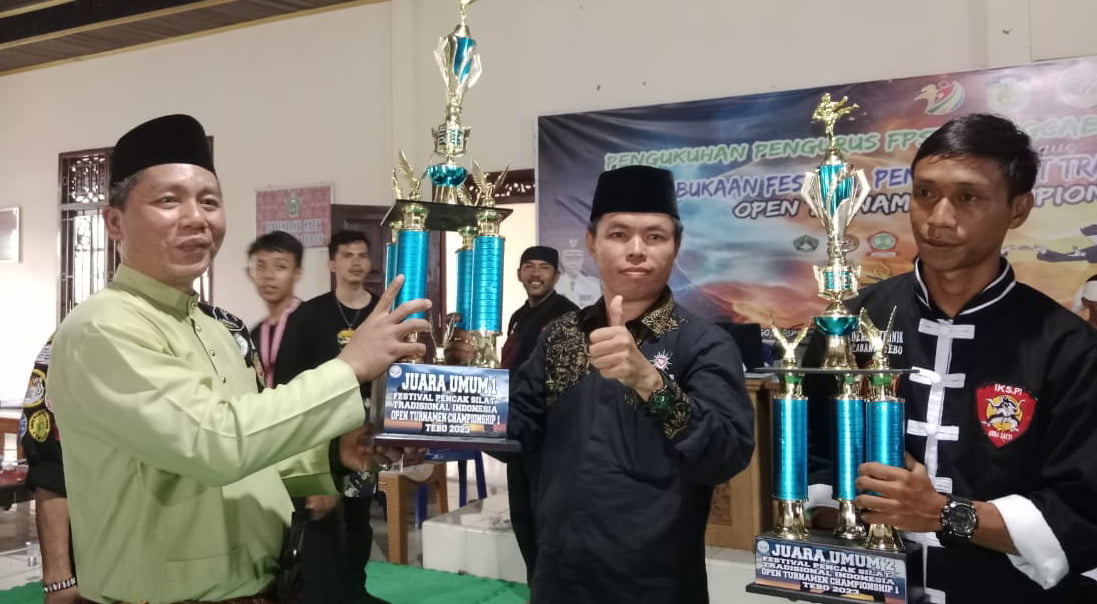 Ketua FPSTI Pengcab Tebo serahkan Juara Umum 1 Kepada PSHT Ranting Tebo Tengah