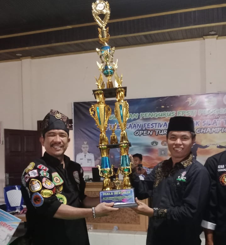 Presiden FPSTI Pusat Serahkan Piala Bergilir