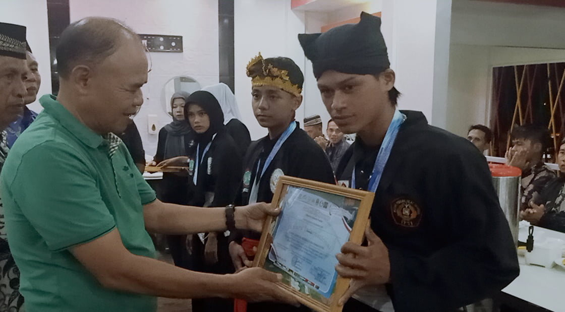 Pj Bupati H. Aspan, ST menyerahkan Medali kepada Atlit Internasional FPSTI Pengcab Tebo