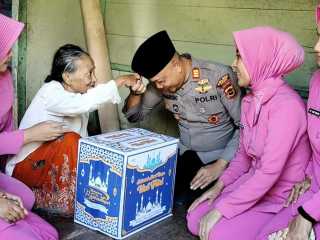 Polsek Tengah Ilir Berikan Sembako Dibulan Paling Mulia
