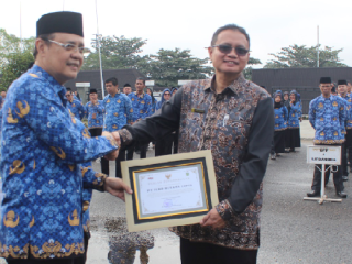 Dr. H. Varial berikan Piagam Penghargaan pada PT THC