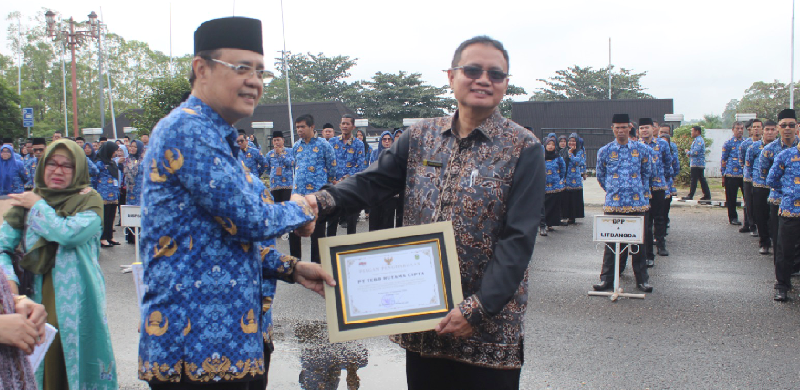 Bambang Wijokongko, SE, MM Direktur PT Tebo Hutama Cipta saat terima Piagam Penghargaan